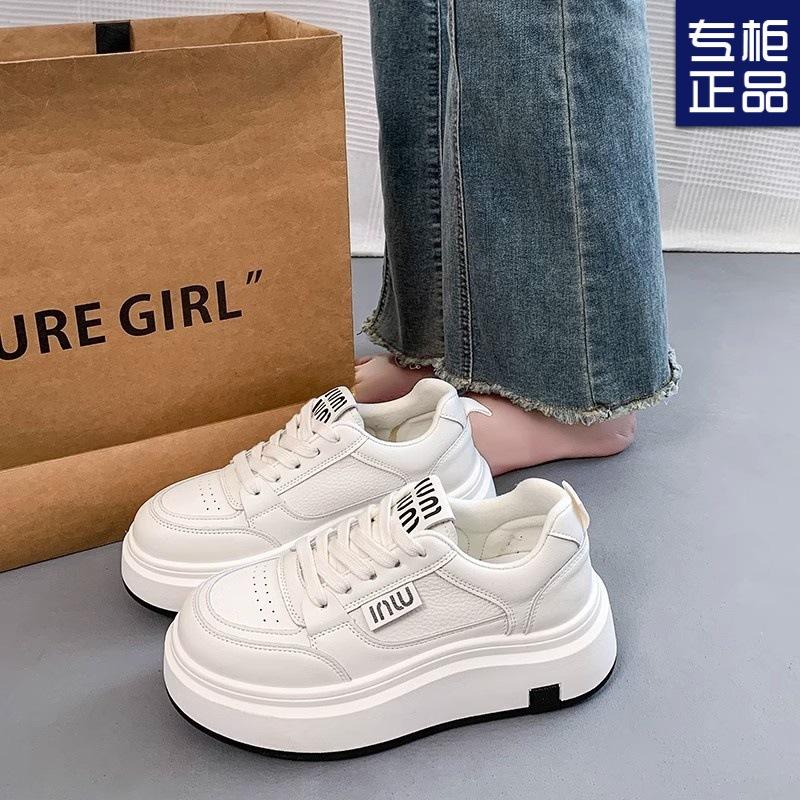 

Наступая на дерьмо, чувствуя себя белыми, женские туфли 2025 года, новые популярные универсальные повседневные туфли на толстой подошве, нескользящие спортивные туфли с мягкой подошвой для женщин 40 чёрный