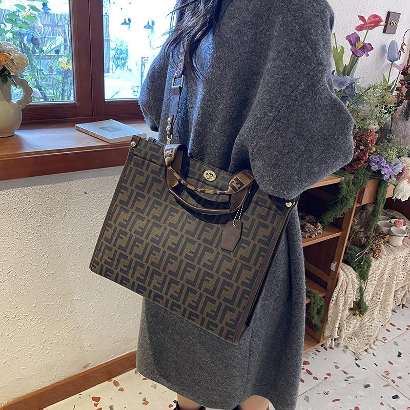 Bags Fashion Atmospheric Women's Bags Large Capacity Crossbody 2025 New Popular Bags One Shoulder Portable Tote Bag