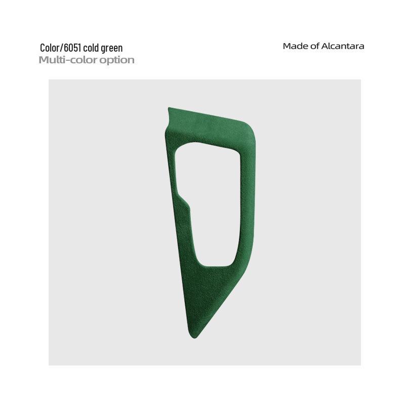 

Наклейка-рамка на панель центральной консоли с селектором КПП из алькантары для моделей 2024 года