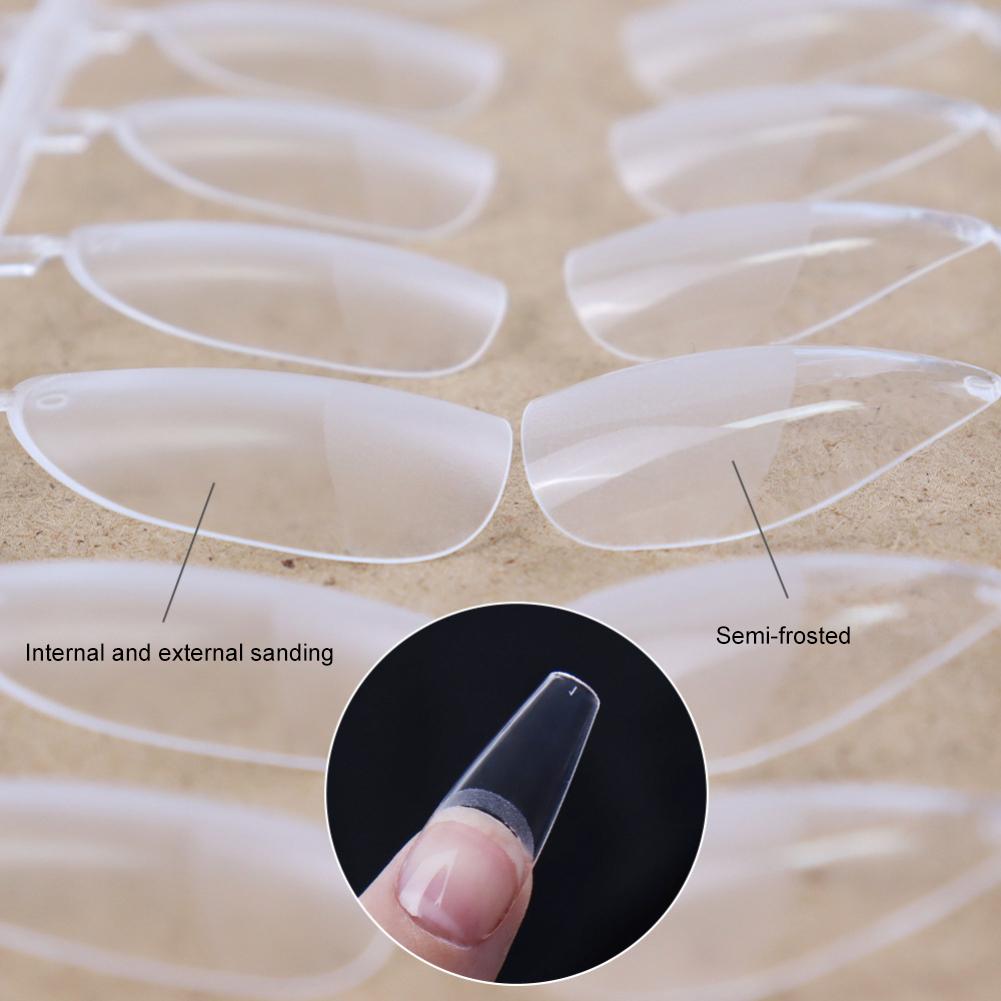 Przezroczysta, niebrudząca, matowa, noszona na całej powierzchni, pełna krycie paznokci, sztuczny manicure