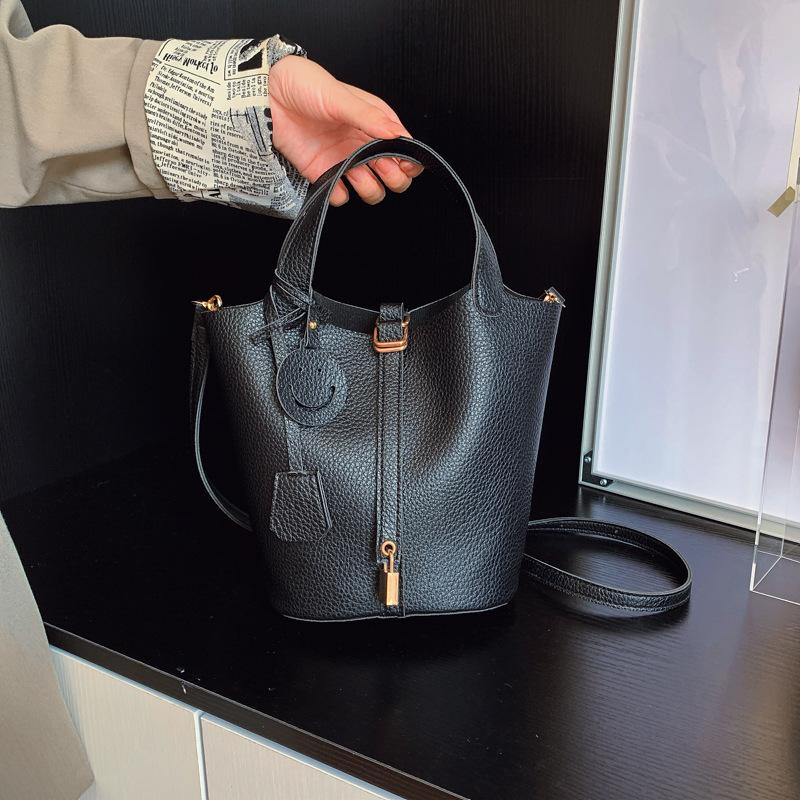 

Popular fashion niche design sense retro bucket bag female solid color simple personality new commuter messenger bag чёрный