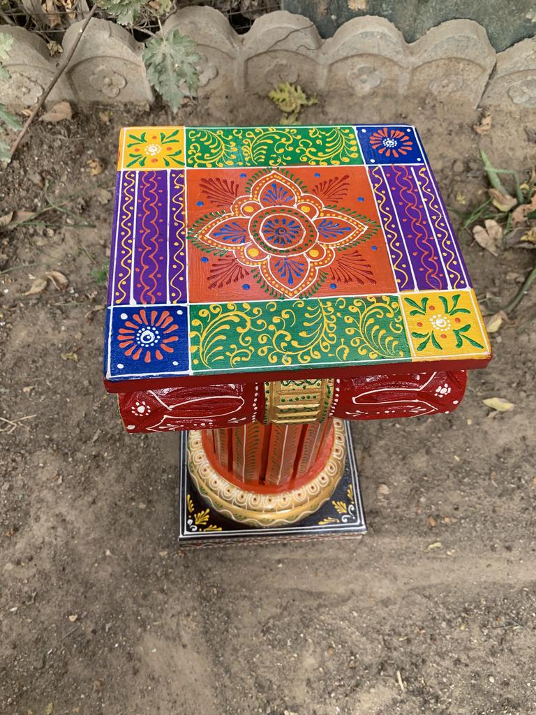 Handbemalte hölzerne Chowki Sockeltisch | Indischer Volkskunst Statuenständer