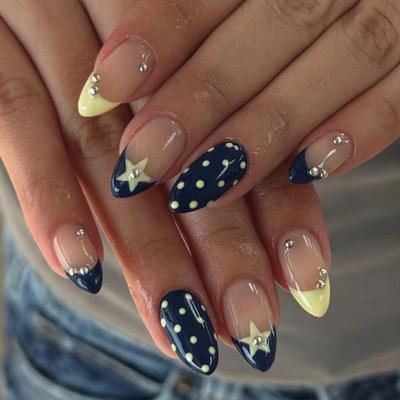 Elegante künstliche Fingernägel im französischen Stil mit blau-gelbem Sternenmuster aus ABS-Material für Damen, geeignet für Partys, Hochzeiten und den Alltag.