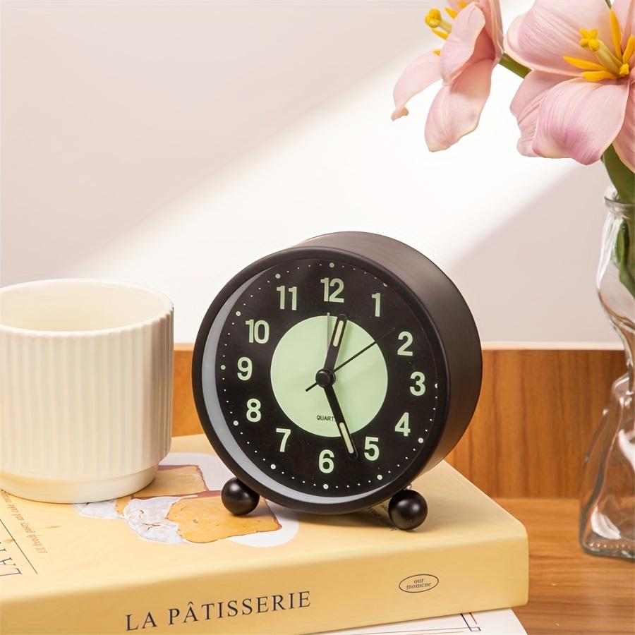 A 4inch Silent Luminous Battery Alarm Clock, No Ticking Sound, Night Light Design, Table Clock, Metal Material, Suitable for Students, Deep Sleepers