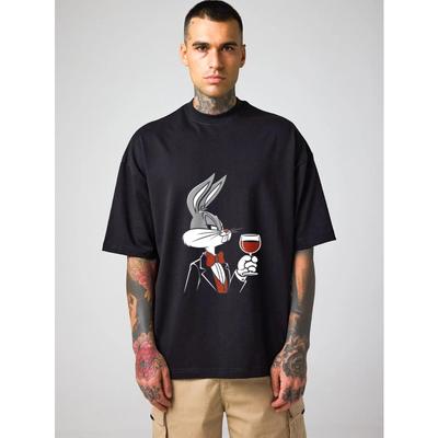 T-shirt oversize da uomo nera con stampa cartoon Bugs Bunny che tiene un bicchiere di vino, top casual streetwear per l'uso quotidiano e le uscite