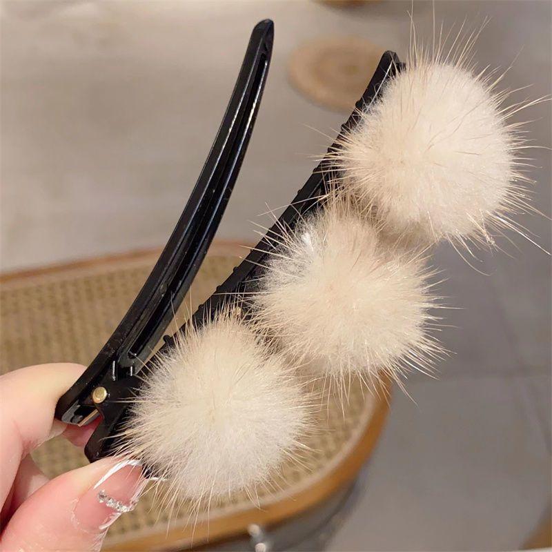 Grasp and Clip Hairy Ball Temperament Braided Hair Clip with Double Layered Bangs on The Side, Clip Clip Decorated with Hemp