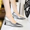 Damenschuhe, Keilabsätze, High Heels, Flache, spitze Keilschuhe aus Metall, Maßgefertigte Schuhe, High Heels
