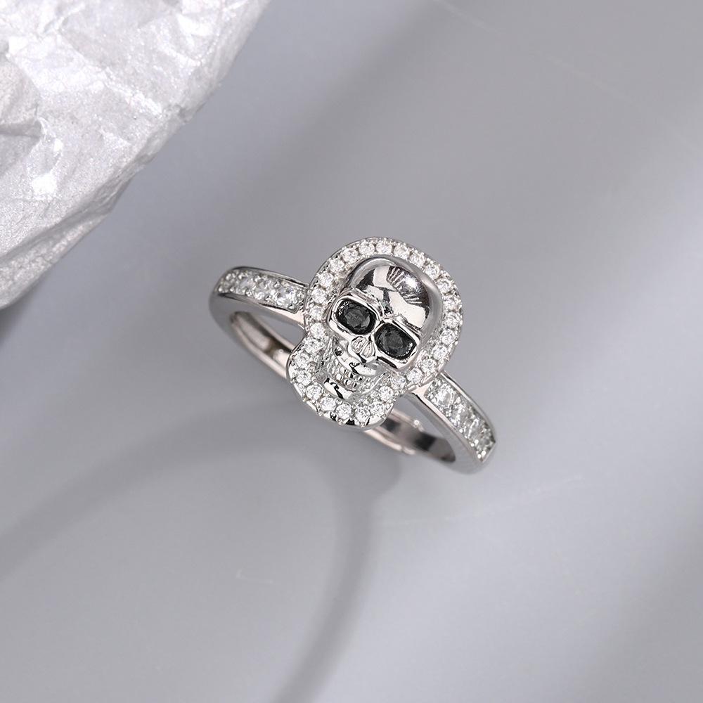 Yi Xuan Skull Ring: Punk Unisex Style with Inlaid Diamond - Nightmare Before Christmas Theme