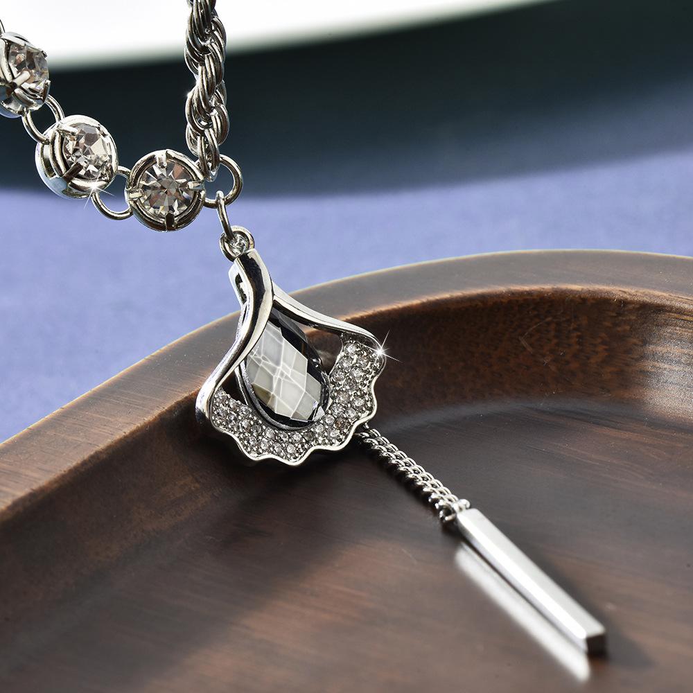 

Elegant Crystal Ginkgo Leaf Pendant Necklace Stunning Korean Style For Women