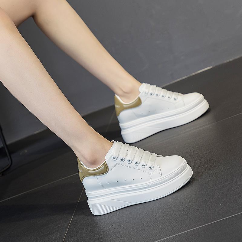 Thick Soled Platform White Shoes for Women in Autumn and Winter Plus Velvet Height Increasing Casual Sneakers for Small People