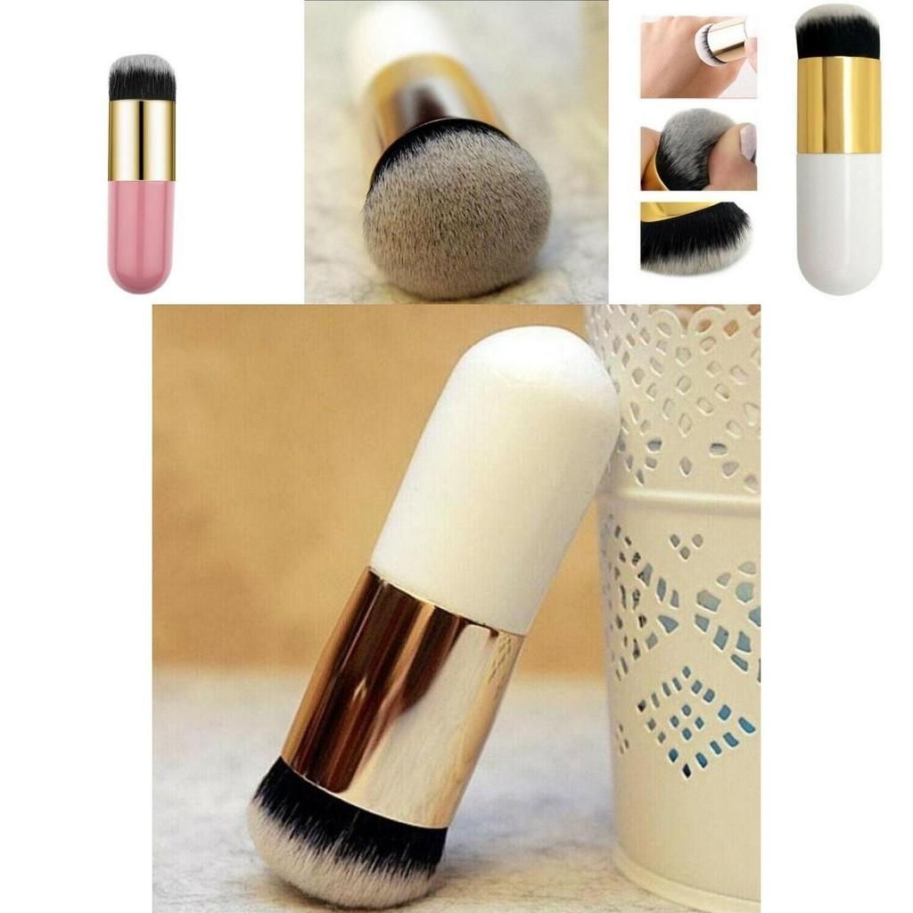 Pinsel mit rundem Kopf für müheloses Auftragen von Puder und Rouge