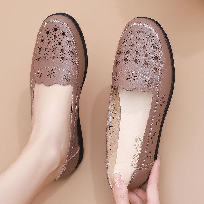 Sandals summer breathable fashion hollow leather shoes non-slip in the flat bottom in the elderly women's shoes hole shoes