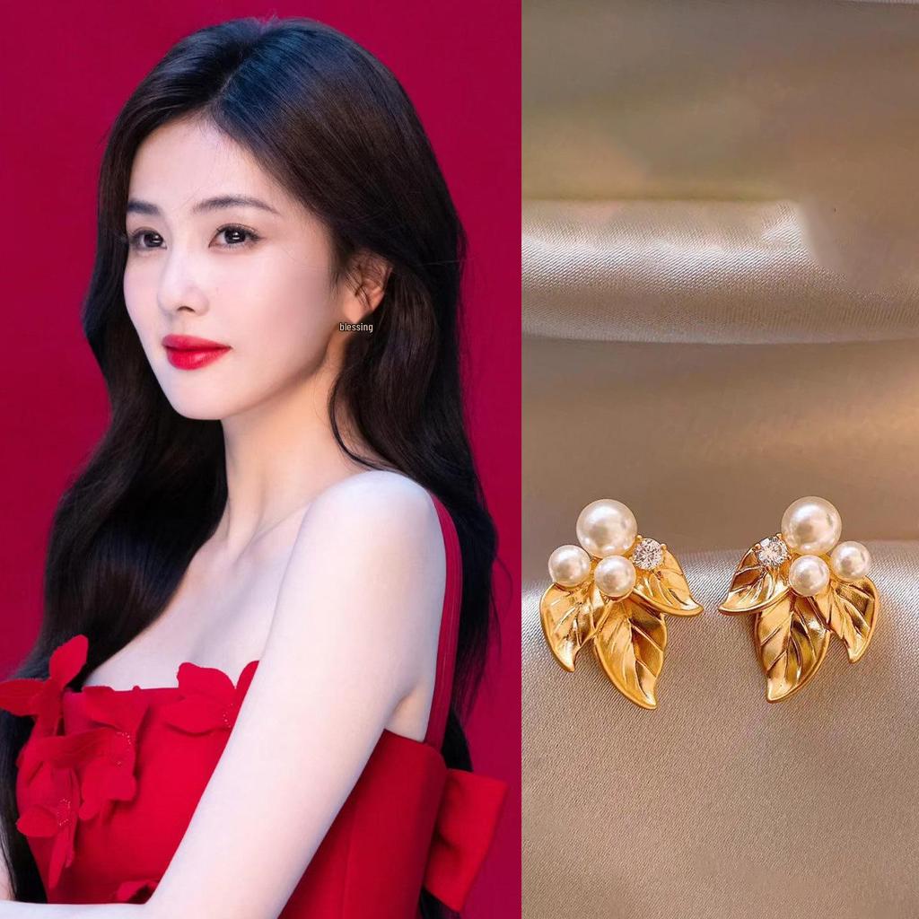 Silver Needle Pearl Leaf Stud Earrings - Elegant, Fashionable, Light Luxury, and Versatile Design for Women.