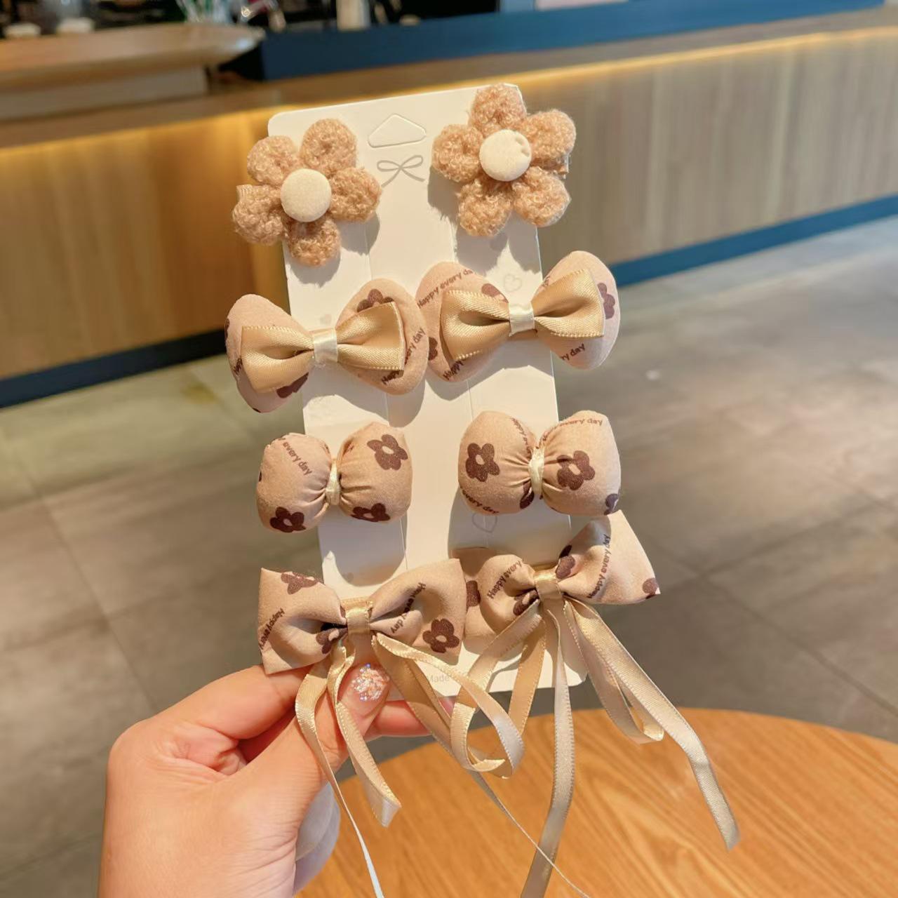 

Заколка-бант цвета молочного кофе - симпатичная боковая заколка для детских волос и челки