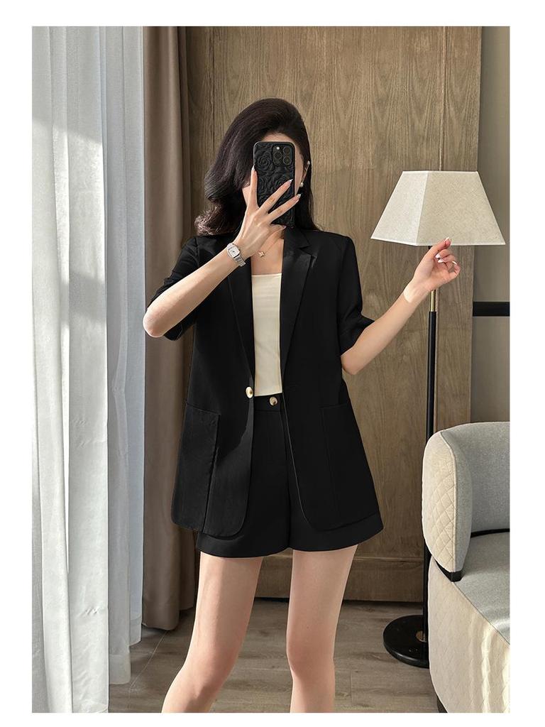 Schicker Göttinnen-Stil Damen Sommeranzug: Zweiteiliges Set aus Blazer mit kurzen Ärmeln und Shorts