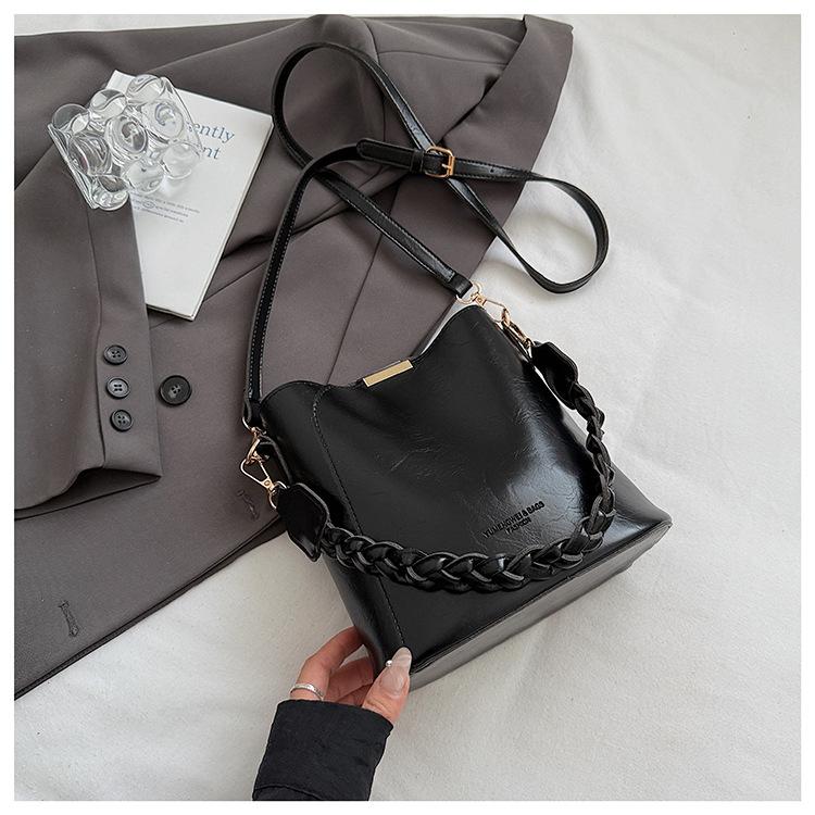 

В этом году в тренде популярные сумки-ведра, новые женские ретро-сумки через плечо, маленькие сумки и вместительные сумки на плечо. чёрный