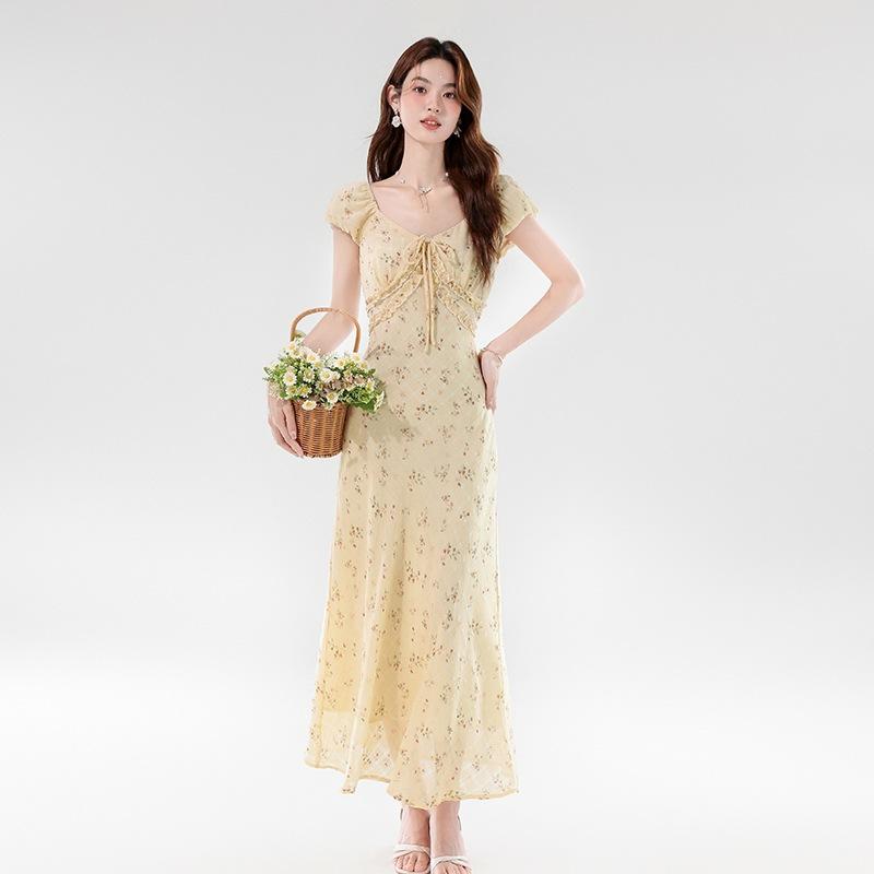 High-quality Korean version of the new French V-neck in summer, gentle and elegant lace-up, waist and thin long dress for women
