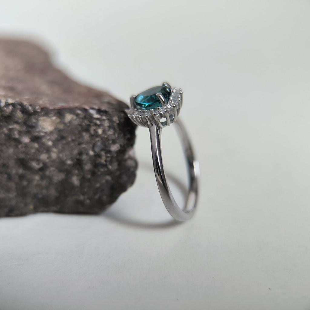 Серебряное кольцо с топазом Лондон Блю 0.945ct, фианитами, вес изделия 2,07 гр (2204572)
