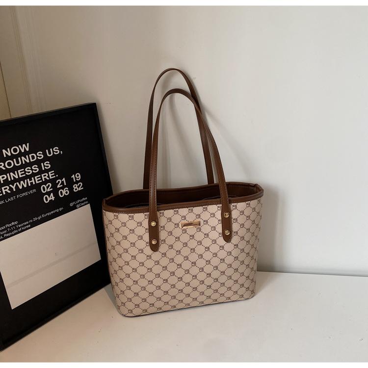 High-value tote bag women's 2025 summer new hand-carried commuter bag fashionable going out large-capacity shoulder bag