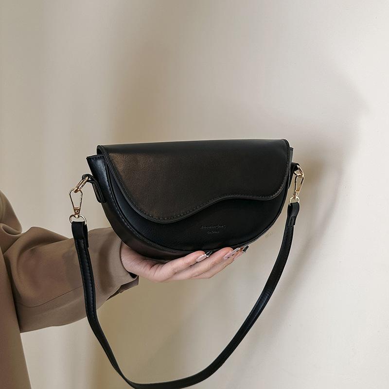 This Year's Popular Fashion Solid Color Texture Shoulder Messenger Bag Women 2025 New Versatile Ins Internet Celebrity Saddle Bag