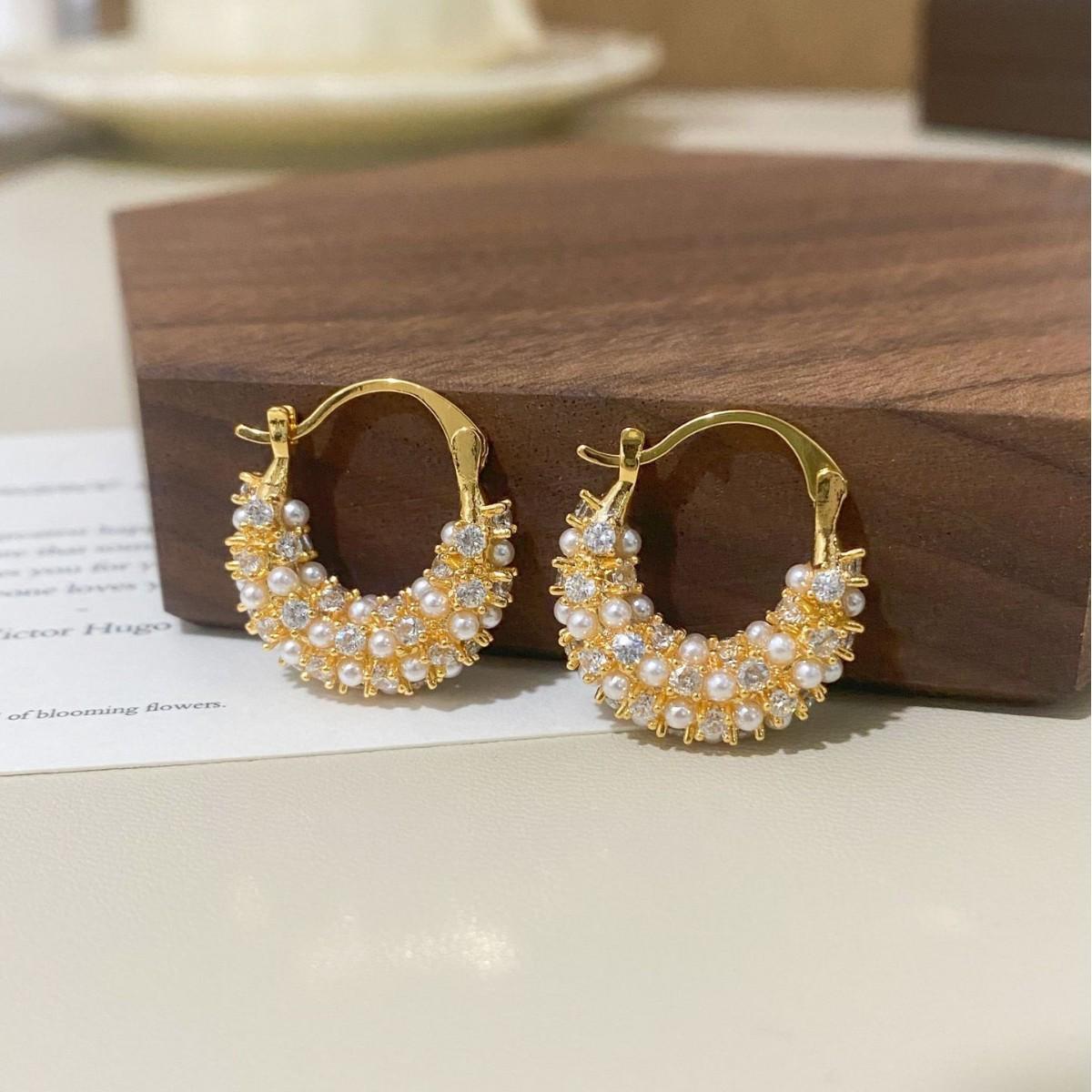 Retro Pearl Zirconia U-shaped Ear Cuff: Elegant, Simple, and Versatile Jewelry for Women.