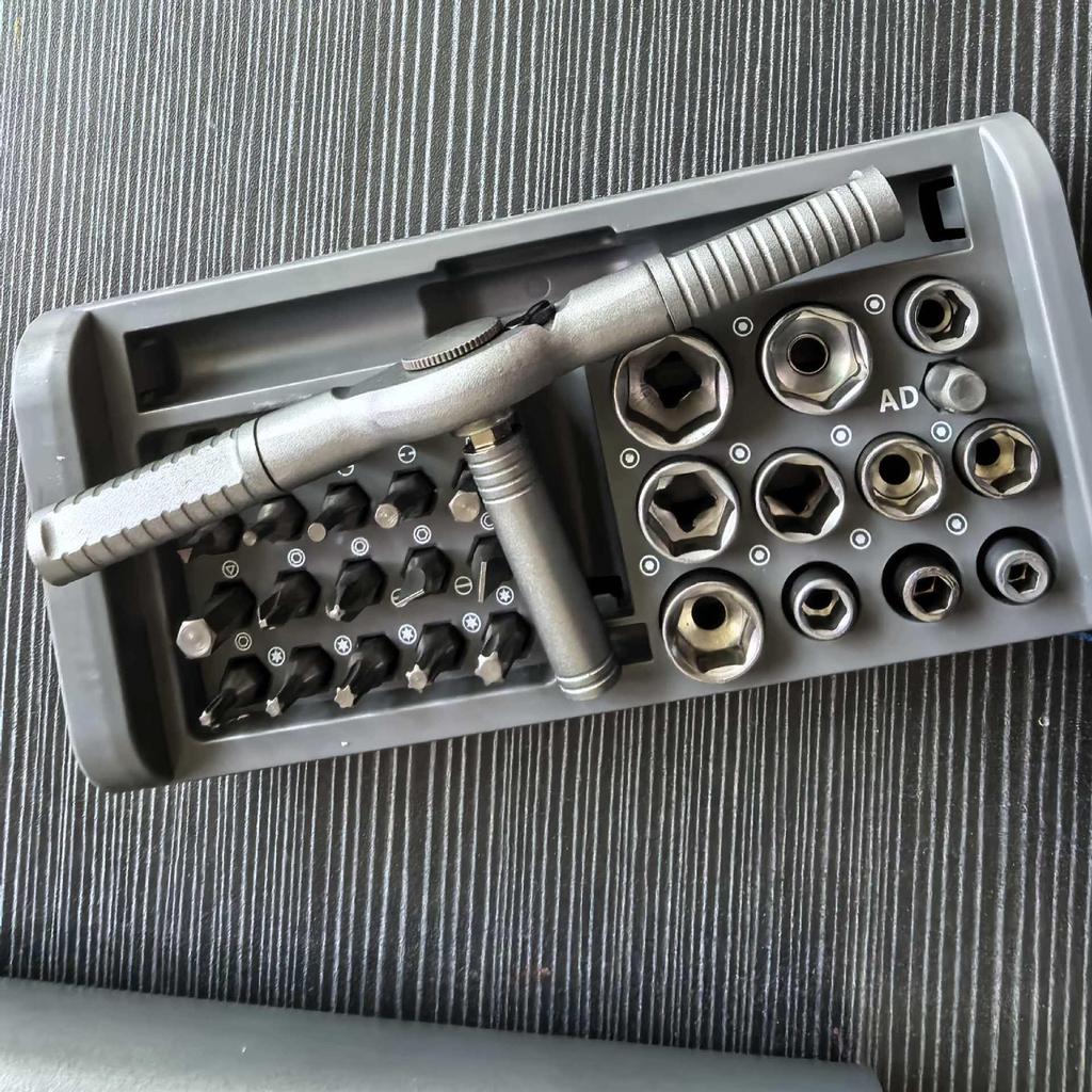 32-in-1 Ratschenschlüssel-Set mit hoher Härte und S2-Schraubendreherbits für die Autoreparatur