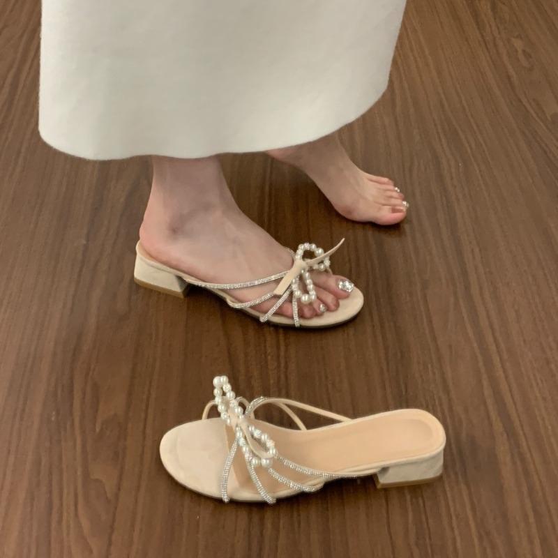 Modische Perlen-Schleifen-Zehenfreie Hausschuhe für Damen im Sommer Französisch Wunderschöne kleine runde Zehenpartie Strass Blockabsatz Sandalen