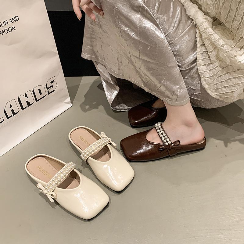 Square Head Pearl Belt Flat Bottom Cool Slippers Women's Outer Wear Summer 2025 New Light Mouth Fashion Soft Bottom Bag Head Half Slippers
