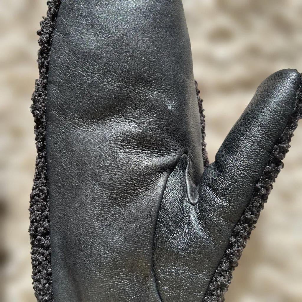 Used UGG Black Mittens