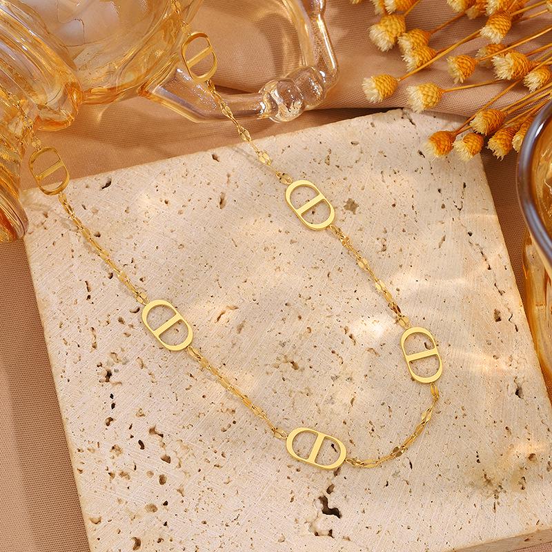 European & American Non-fading Plated 18K Gold Titanium Steel Hollow Pig Nose Necklace for Women.