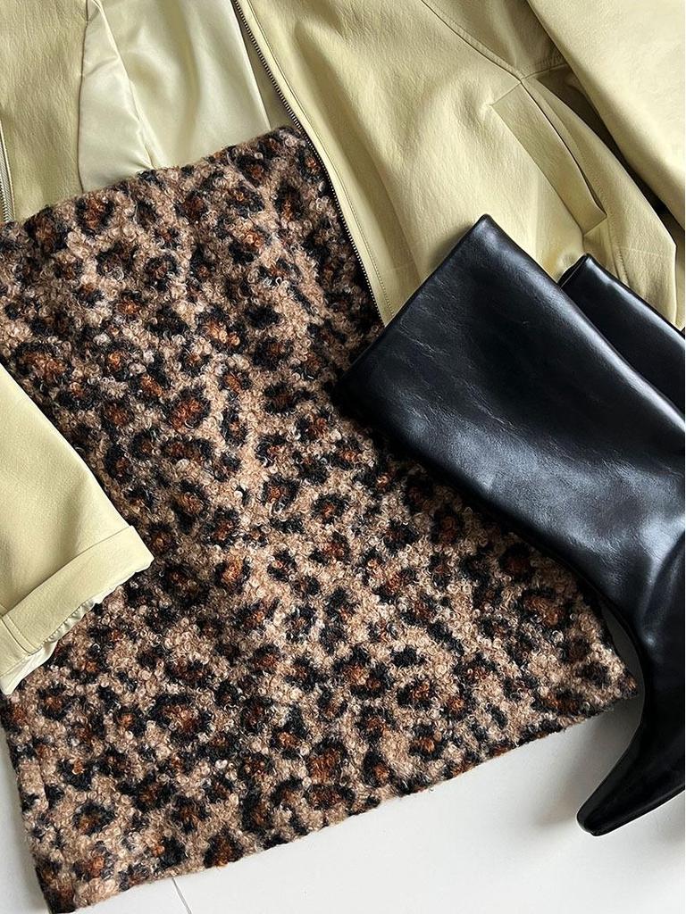 LUXI Women's Slim Leopard Print Plush Circle Skirt - American Retro Style, Winter Hip-Hugging Short Skirt.