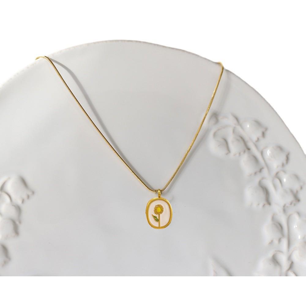 INS Style 18K Gold-Tone Titanium Necklace: French Retro Oval Resin Small Flower Pendant - Fade-Resistant Stainless Steel Design for Women.