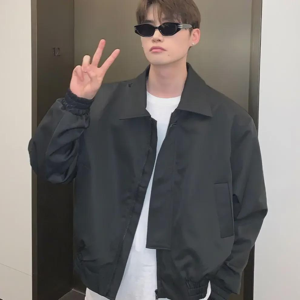 "Męska kurtka 2023 o luźnym kroju z poduszkami na ramionach i metalowym zamkiem błyskawicznym - styl jesienno-zimowy"