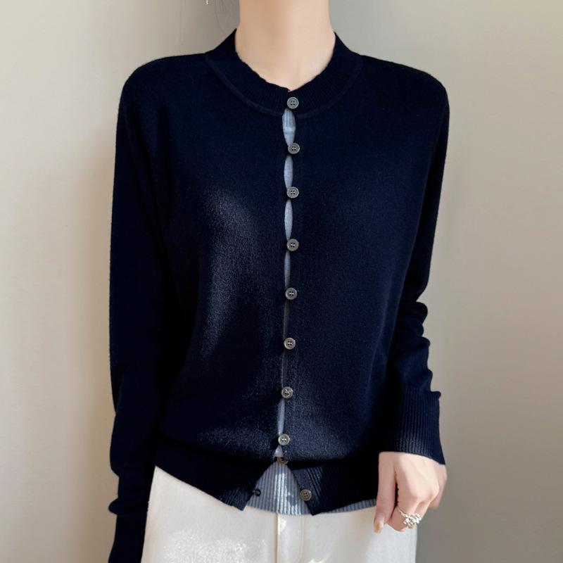 A New Gentle and Laid-back Top for Women In Early Spring with A Knitted Base Cardigan