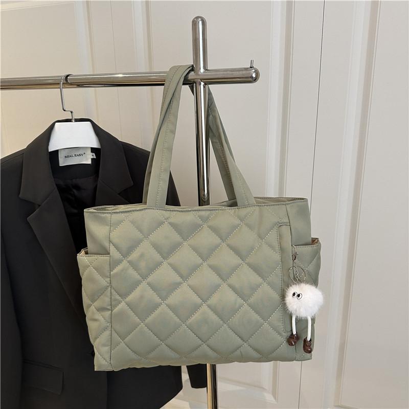 Fashiable Quilted Tote Bag with Cute Plush Bag Decorati, Autumn Leisure Large Capacity Handbag Daily Commuting Shoulder Bag