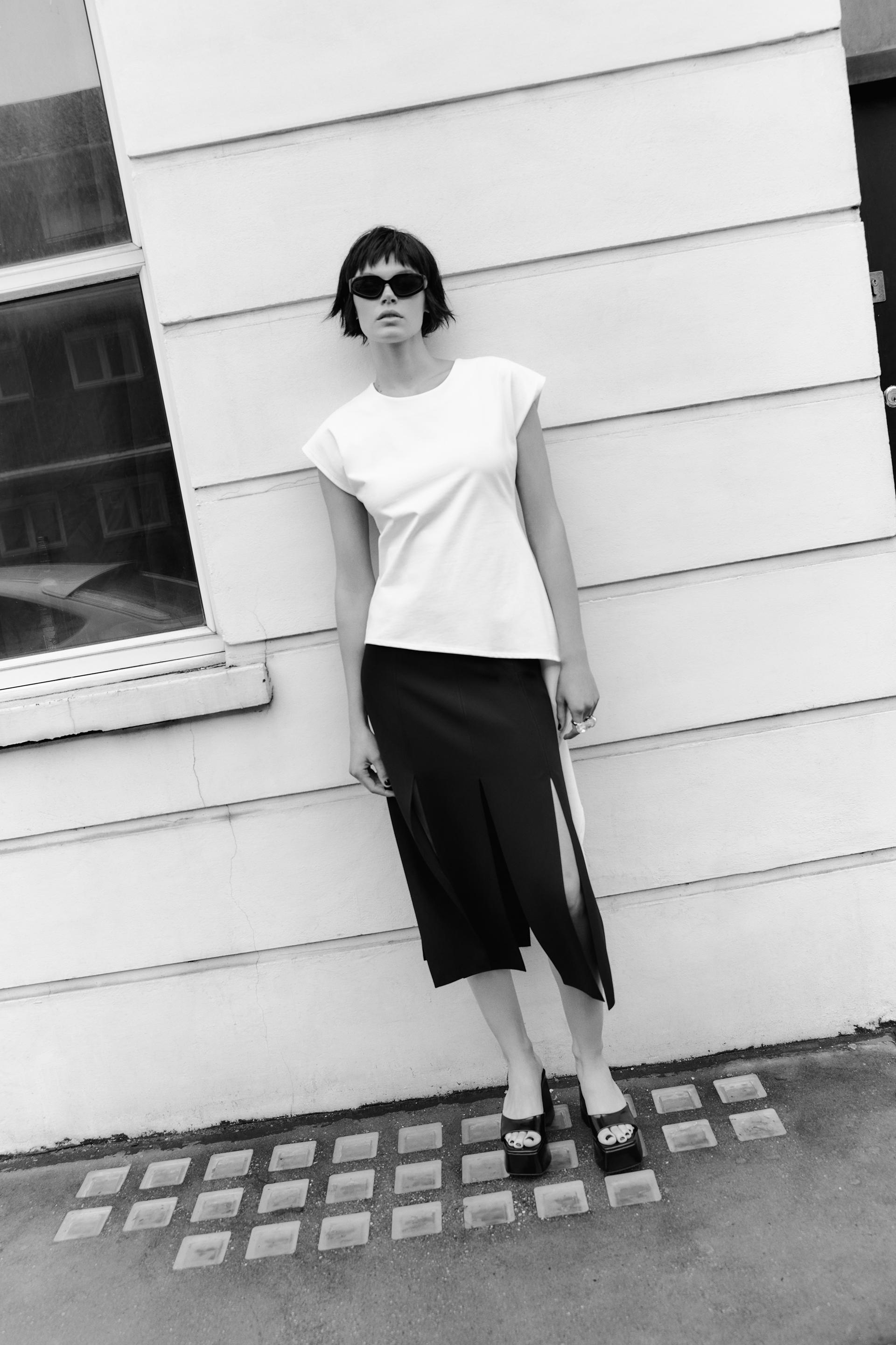 

ФУТБОЛКА С БОКОВЫМ УЗЛОМ