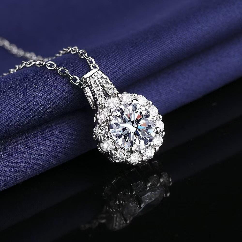 2 Carat Imitation Moissanite Necklace Women'S Niche Simple Versatile Full Diamond Sunflower Collarbone Chain Fashion Pendant Quality
