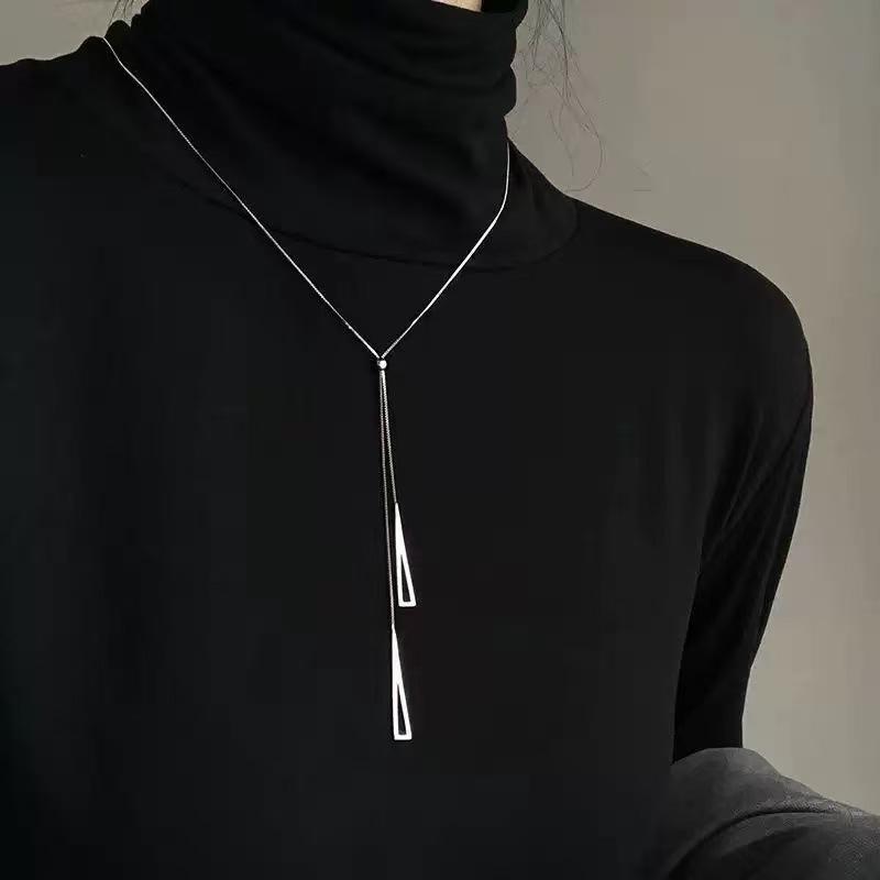 

Light luxury niche design letter D sweater chain women s new trend Internet celebrity autumn and winter necklace accessories