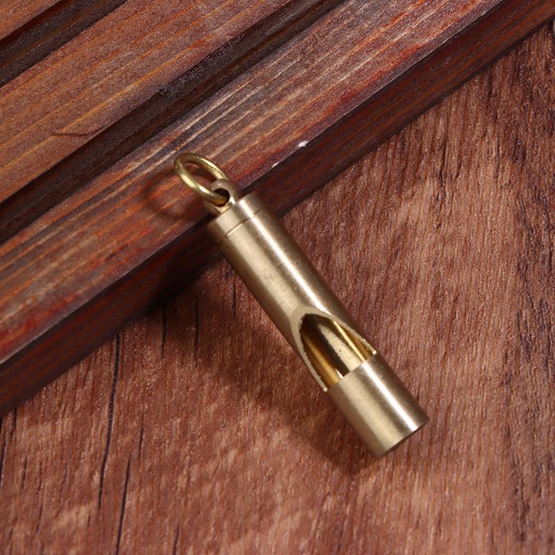 Kluczówka z mosiężnym gwizdkiem Wisiorek Outdoorowy Survivalowy Przenośny Jednorurowy Wybuchowy Wysokiej Częstotliwości Wysokotonowy Gwizdek