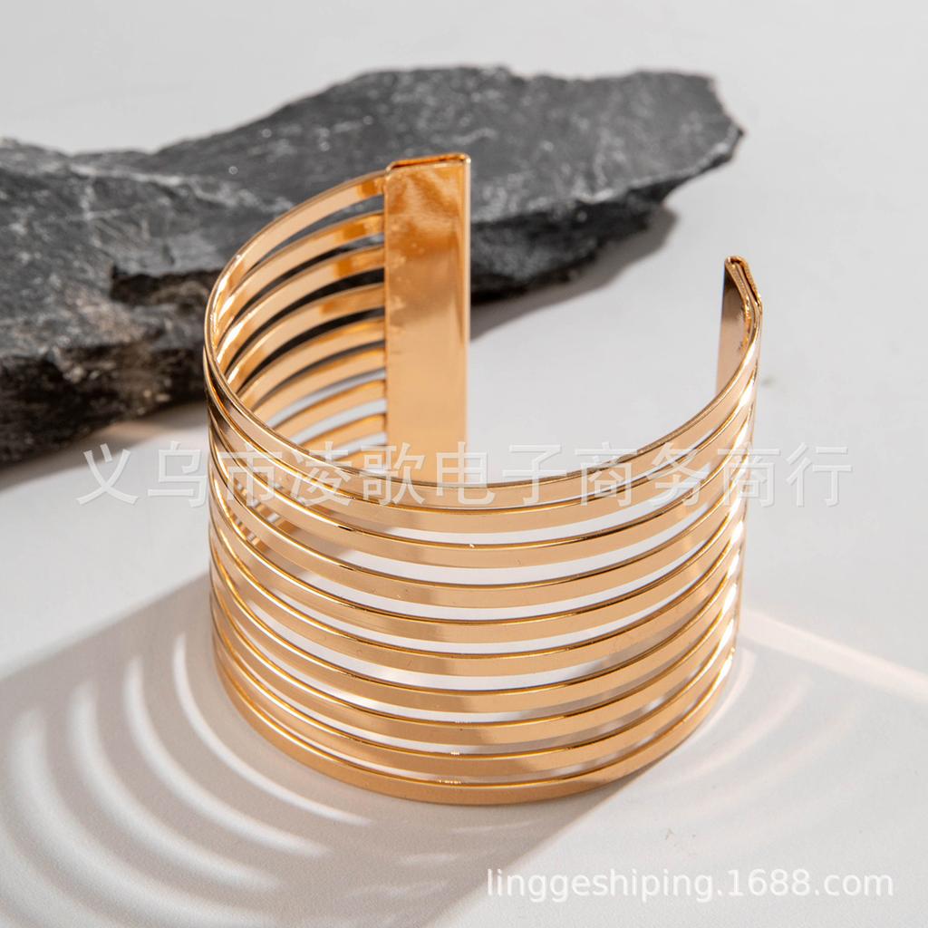 Hot-selling, exaggerated metal hollow pattern shape iron bracelet set, wire arm ring