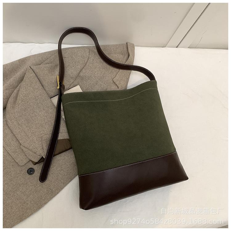 

2025 новая сумка в ретро-стиле Maillard, женская контрастная замшевая матовая сумка-тоут, высококлассная наплечная сумка-подмышка зелёный