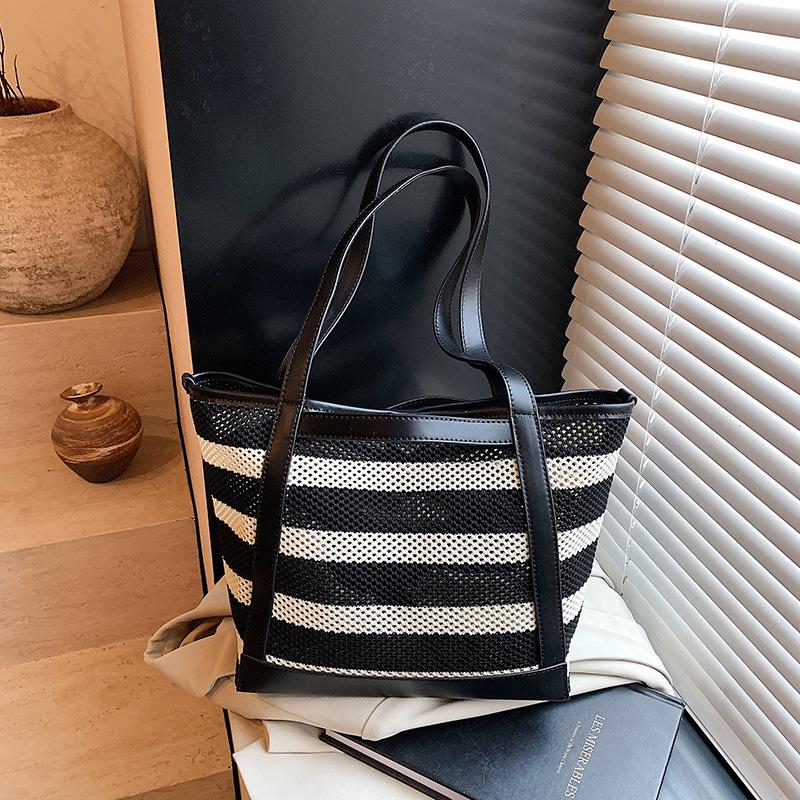 

Slack versatile striped shoulder bag women s new large-capacity casual tote bag class commuter bag чёрный