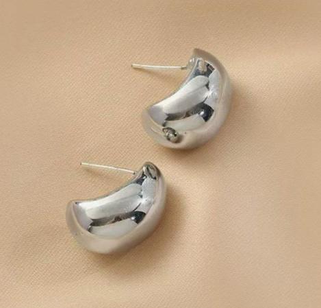 Floral patterned metal earrings for women, elegant, sophisticated, and versatile, earrings.