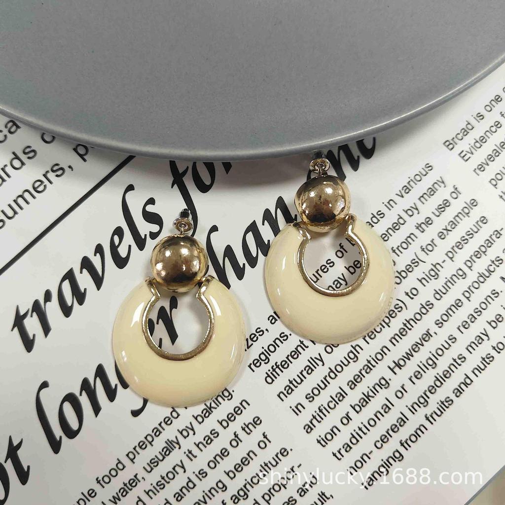 Retro Hong Kong-Style Cream White Geometric Drop Earrings - Elegant Round Hoop Studs for Women.
