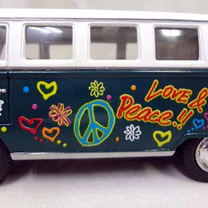 1962 Volkswagen Bus LOVE & PEACE 1:32 Red (Green)