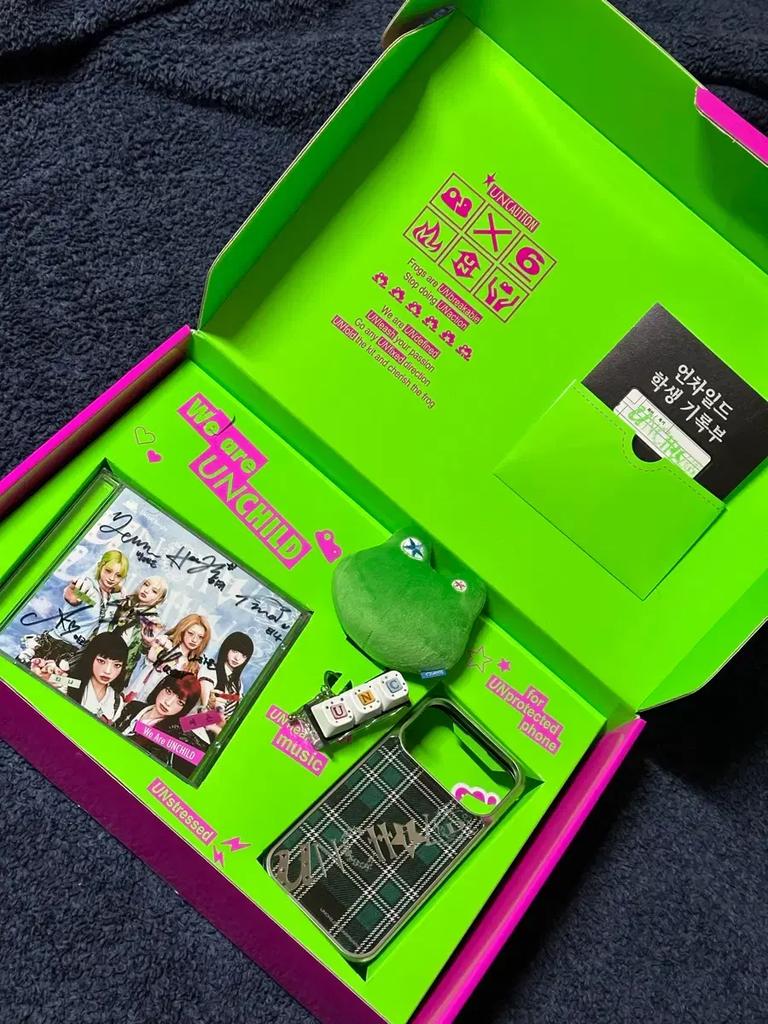 UNCHILD Debut Autographed Album Kit