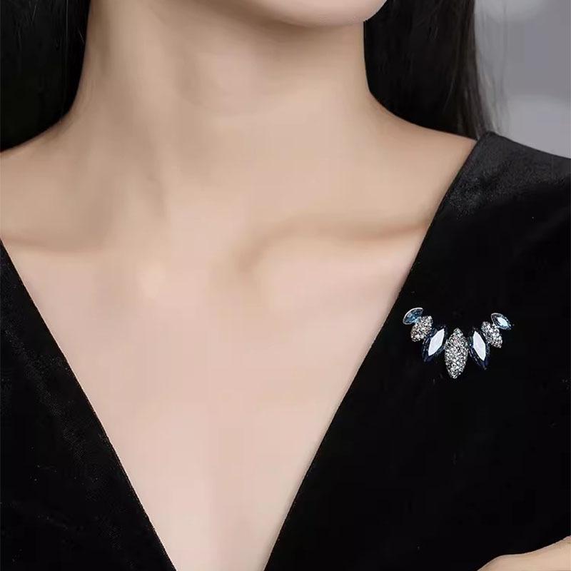 Anti-glare Clasp Brooch, High-end Women's Light Luxury, Niche Design Sense, Delicate and Individual Brooch, Full Diamond Pin