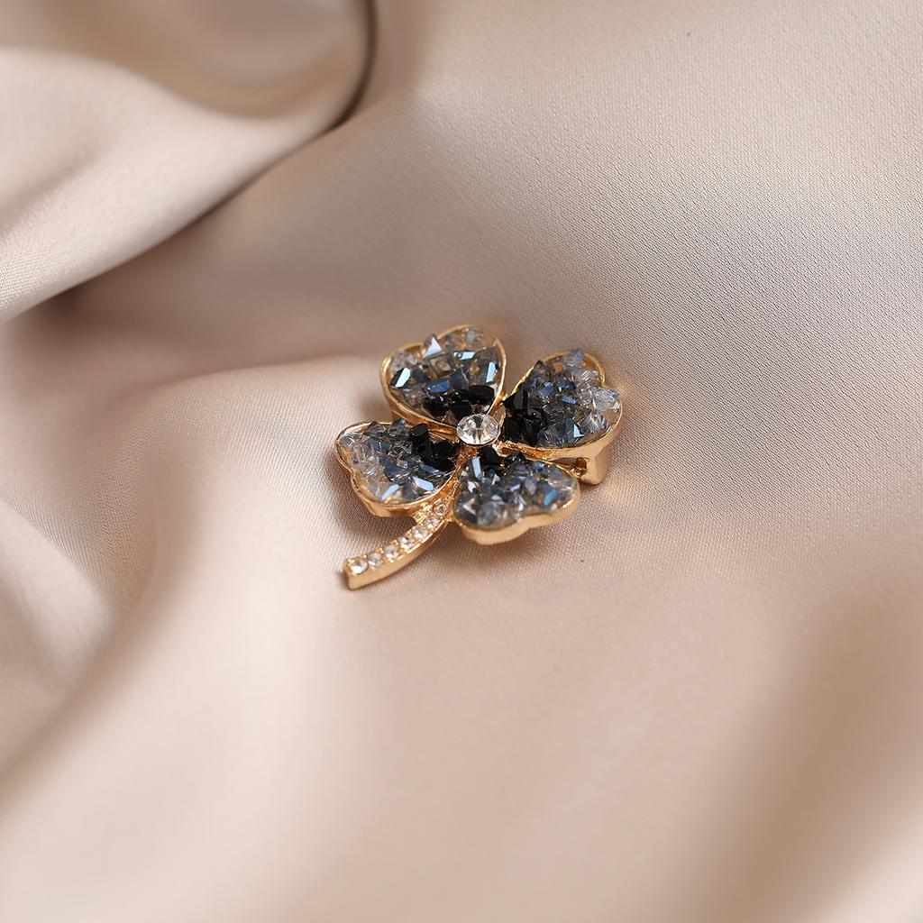 Vierblättriges Kleeblatt Imitationskristall Brosche Ist Ein Vielseitiges Accessoire für Damenanzugmäntel