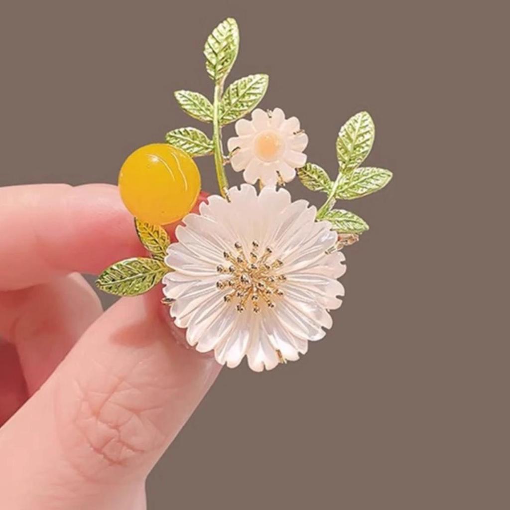 Broșă Floare Margaretă Aurie cu Frunză Verde și Perlă - Accesoriu Elegant pentru Femei