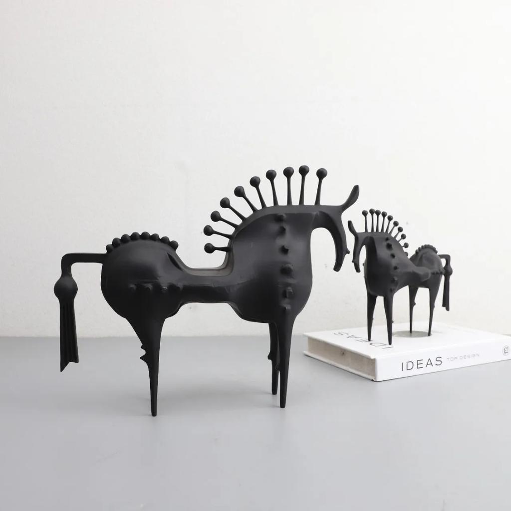 Black Horse Metal Spike Sculpture Ornament, Living Room Desktop Animal Model Horse Sculpture, Office Study, Home Decoration